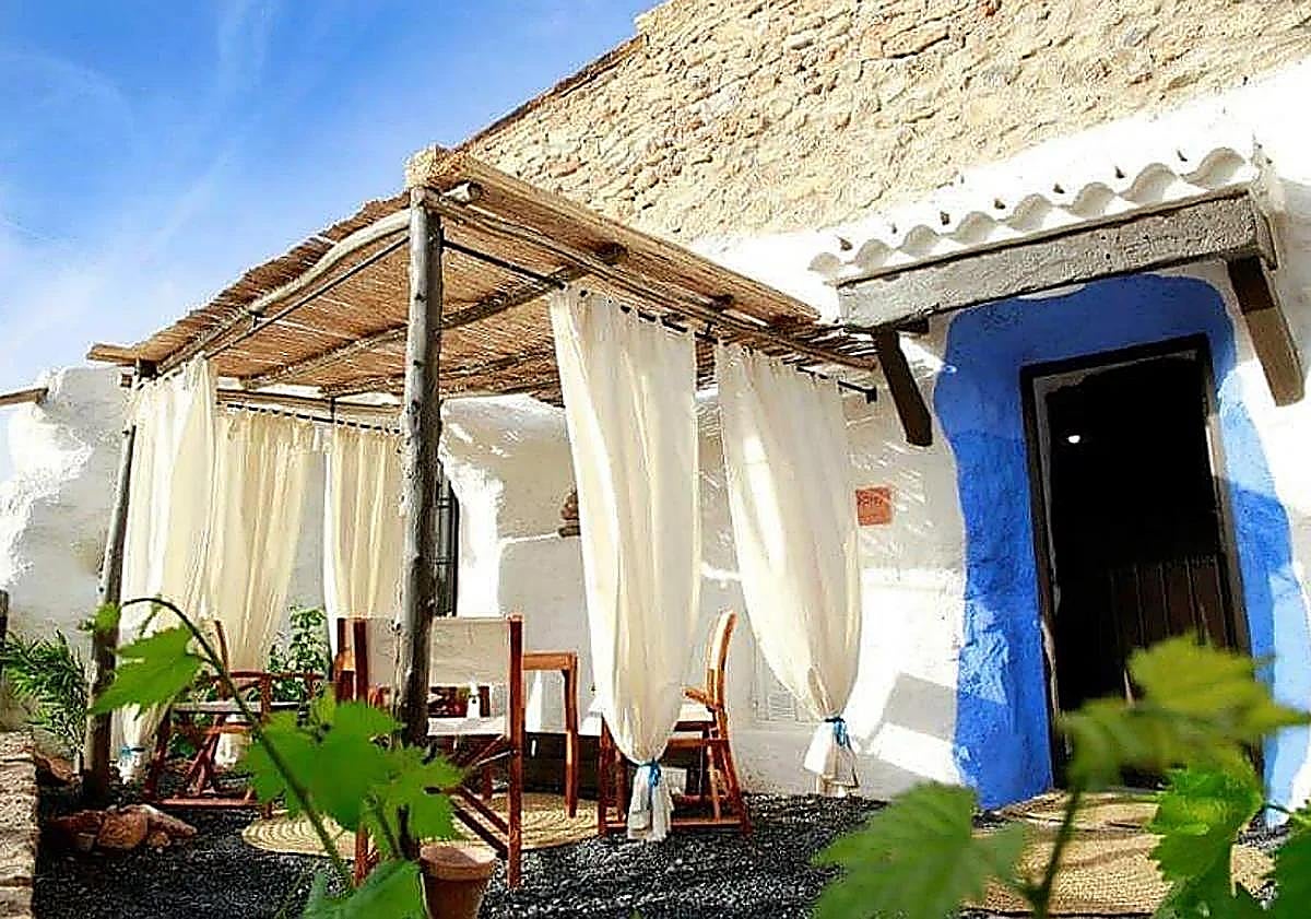 Imagen principal - The stunning cave houses in Granada that look like they're straight out of Santorini