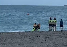 Rescue operation launched on Malaga beach: man claims he was thrown into the sea from breakwater after being robbed