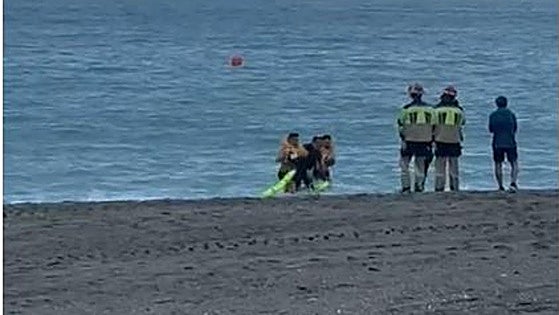 Rescue operation launched on Malaga beach: man claims he was thrown into the sea from breakwater after being robbed