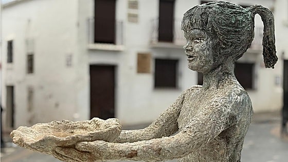 Benalmádena's 'La Niña' little girl statue to get some TLC