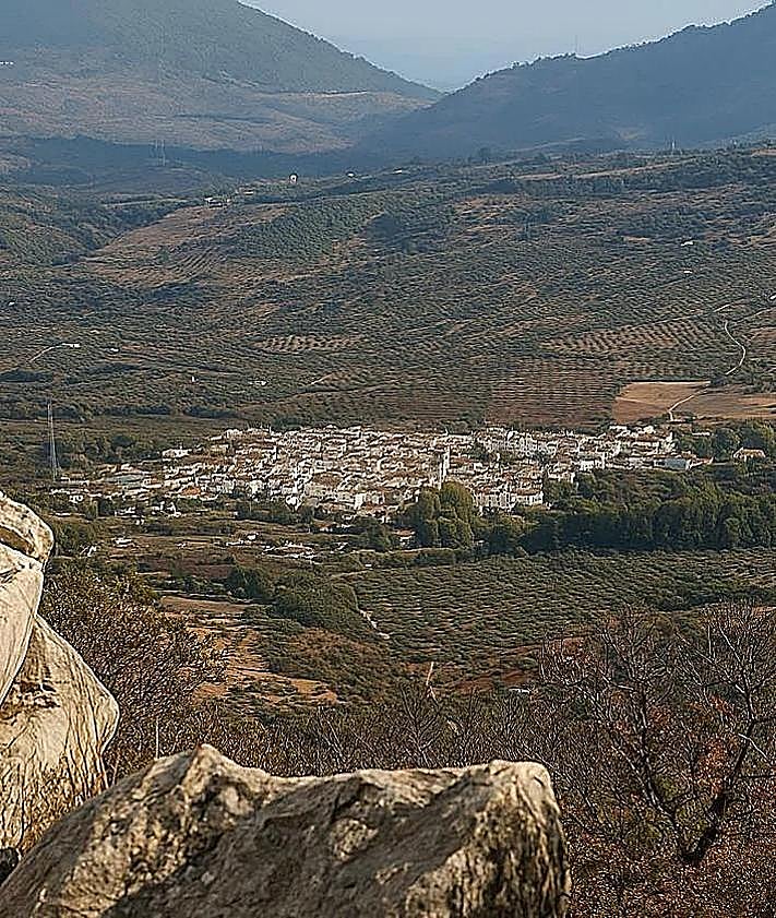 Imagen secundaria 2 - In the first photo, the sculpture that stands at the viewpoint. Cobblestone path to explore this area (photo 2). Panoramic view of El Burgo from the viewpoint (photo 3).
