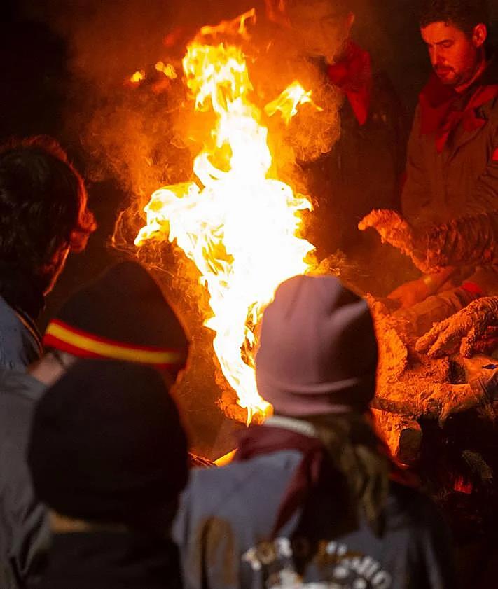Imagen secundaria 2 - A protest was held demanding the cancellation of the Toro Jubilo festival. The bull, covered in mud and with its horns adorned with flaming balls and the moment they were lit.