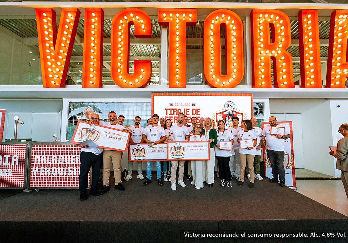 Group photo of the organisers and finalists.
