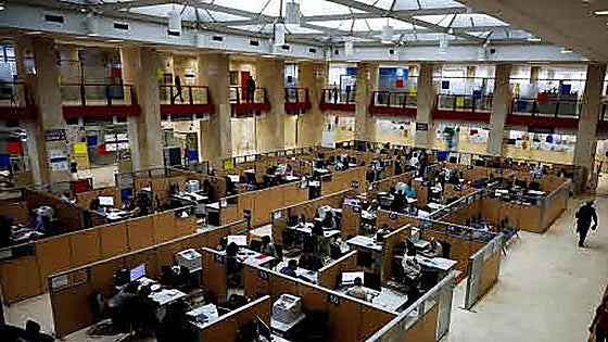 Spanish government offers to gradually increase civil servants' salaries by 10%