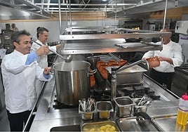 José Carlos García and the Los Monteros team prepare the stew.