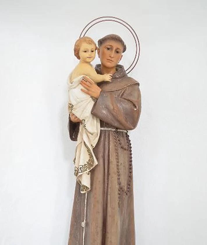 Imagen secundaria 2 - The chapel is only a few decades old, but it has a curious origin (Photo 1). The location of the chapel is particularly peaceful (Photo 2). Image of San Antonio de Padua, patron saint of Pujerra (Photo 3)