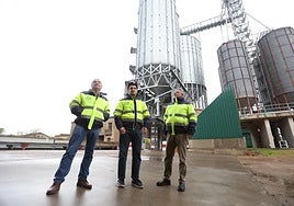 Manuel, Guillermo and Agustín Cosme, in front of the 1,000-tonne grain silos at the La Fuente de San Esteban terminal.