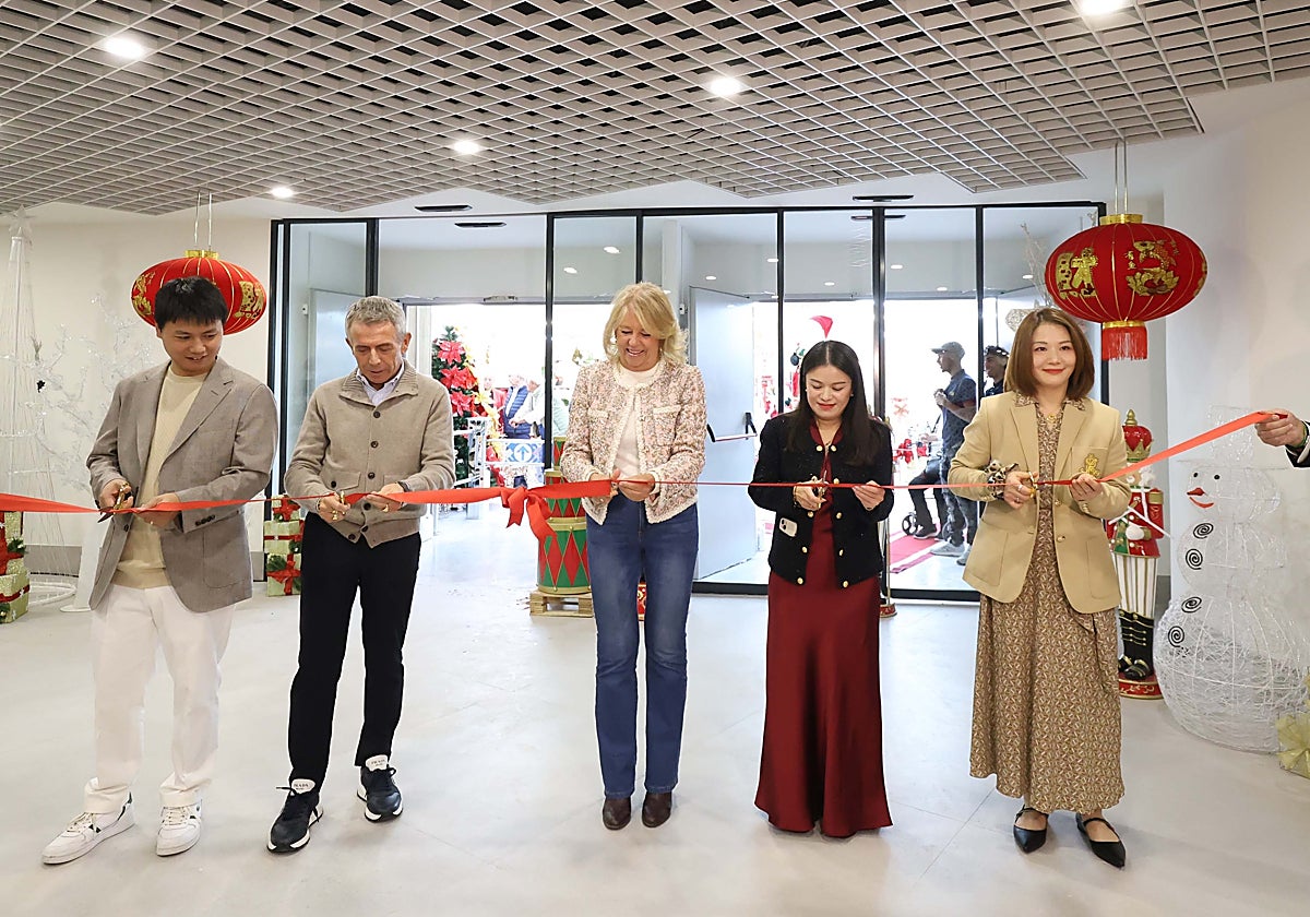 Inauguration of the first shop with which the shopping centre has reopened.