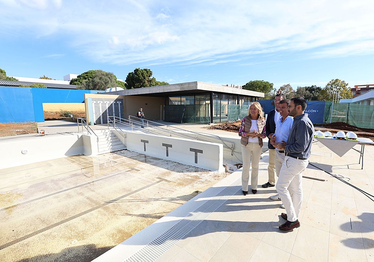 The mayor of Marbella and the councillors for works and sports visit the swimming pool.