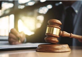 Company that fired employee for missing four days without justification is ordered to reinstate her or pay her 8,300 euros in compensation