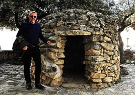 Padul's cultural enthusiast, Julio Martín, next to the replica of a shepherds' shelter recently installed in Padul.