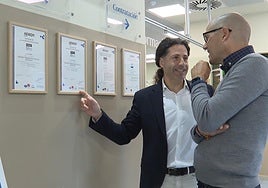 Enrique Sánchez (l) with the new certification.