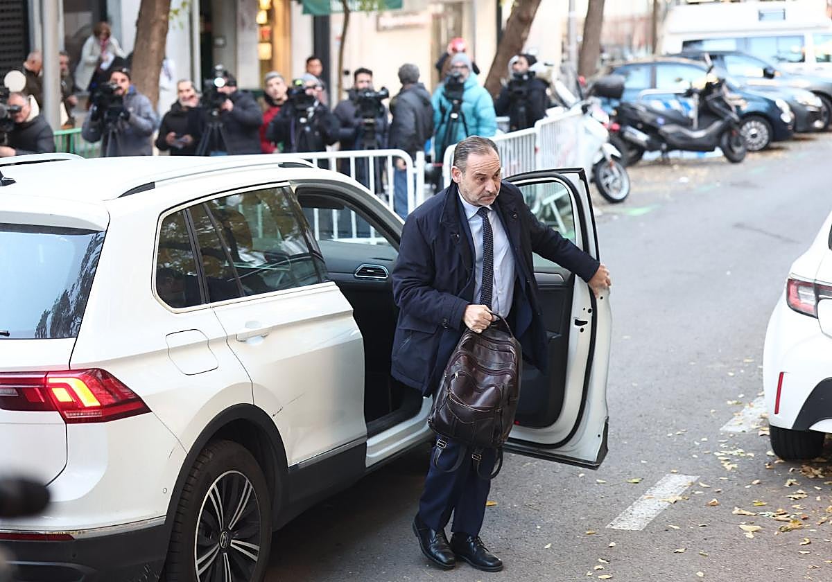 Former Spanish minister Ábalos and ex-adviser Koldo sent to prison ahead of corruption trial