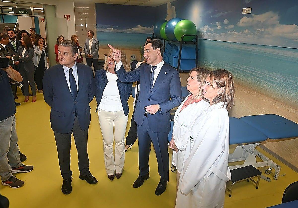 The Health Minister, the mayor of Marbella and the president of the Junta in the physiotherapy room of the Ricardo Soriano health centre