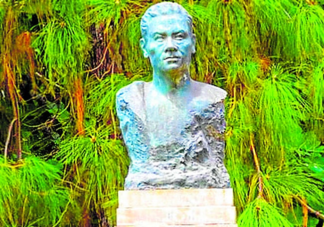 Bronze bust in Malaga.