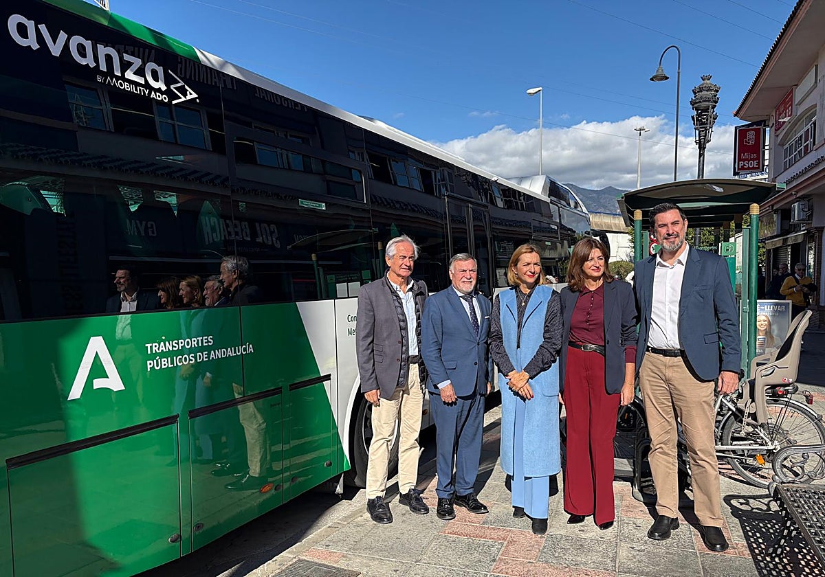 Representatives from Fuengirola, Mijas and Marbella's town halls and bus operator Avanza at the launch event, led by the Junta's provincial delegate for development, María Rosa Morales.