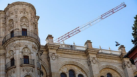 This is how the façades of Malaga Cathedral have changed with the new balustrade