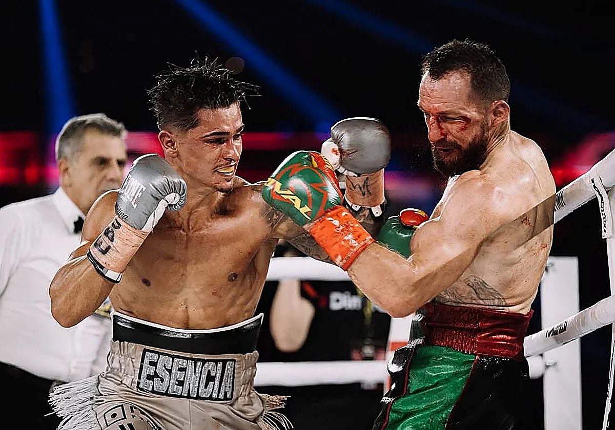 Samuel Molina, left, in battle with Egidijus Kavaliauskas.