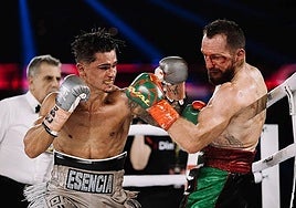 Samuel Molina, left, in battle with Egidijus Kavaliauskas.