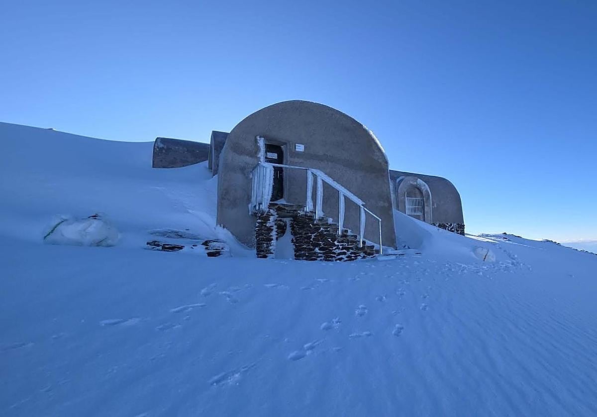 The Elorrieta refuge, after the last snowfalls.