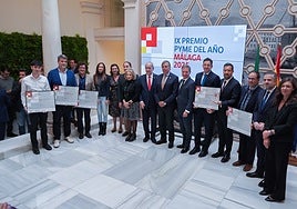 Group photo of the award winners with institutional representatives.