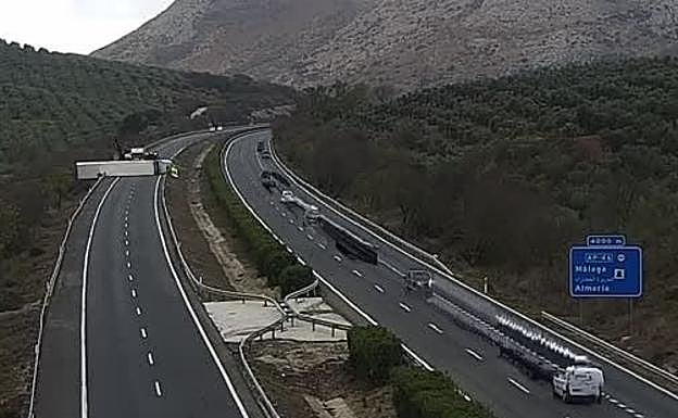 Image of the overturned lorry.