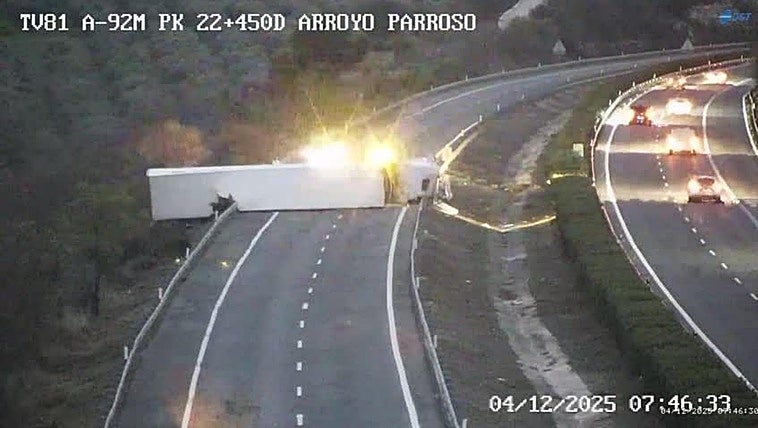 Overturned lorry forces hours-long traffic cut on A-92M  in Antequera