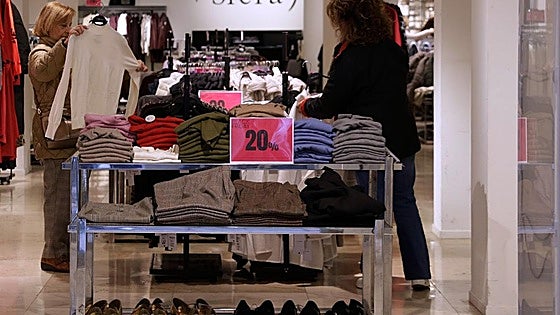 When will shops in Malaga province be open over the long weekend (6-8 December)?