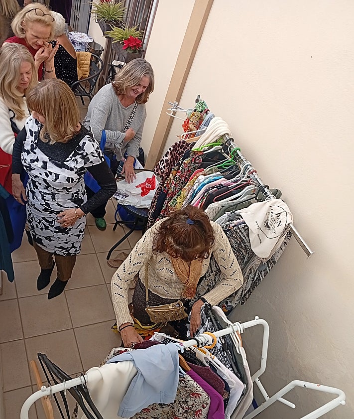 Imagen secundaria 2 - The raffle, guessing prozes, 'swish' clothes swap
