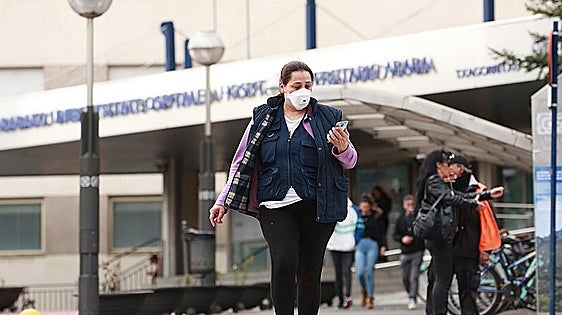 Masks will not be compulsory in hospitals in Spain until high flu spread level is reached