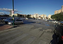 The land on Calle El Gordito is used as a car park and for a street market.