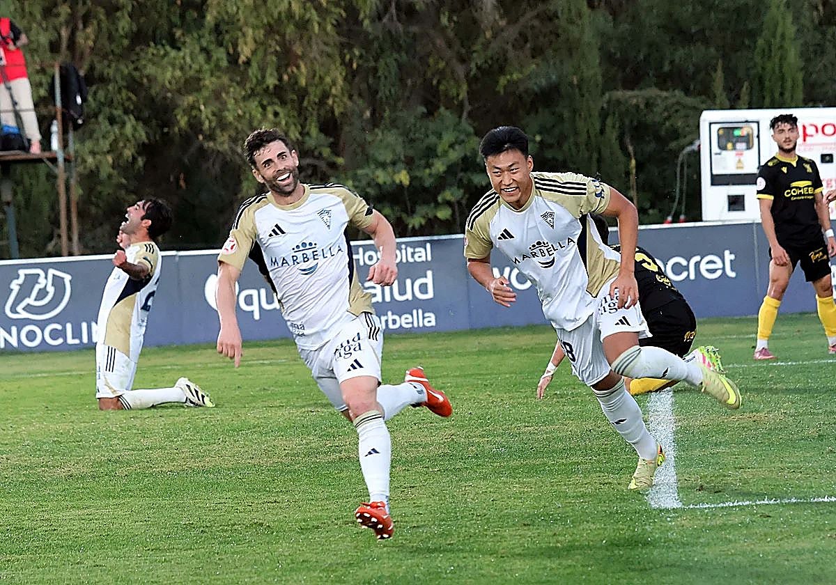 Marbella's Rodri Ríos, left, celebrates scoring his second goal on Saturday.