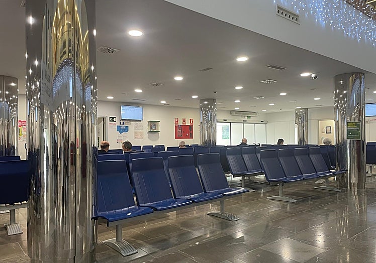 The huge waiting-room that is the Clínico's Patio Azul was almost empty after midday on the 1st strike day.