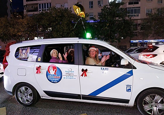 The solidarity route involved 55 taxis from the city that offered a ride to children and elderly people from various associations.