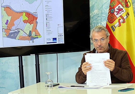 The councillor for urban planning explains the new urban development plan.