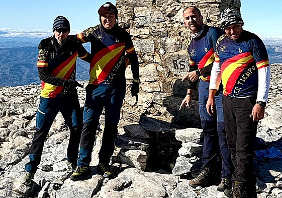 Image of the mountaineers who set up the small nativity scene at the top of La Maroma.