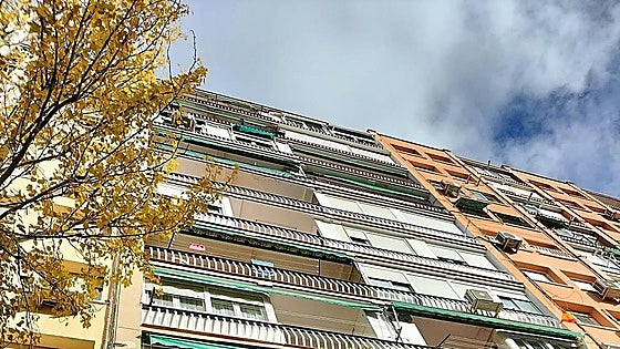 Woman dies in Madrid after falling from tenth floor with her three-year-old twins, both fighting for their lives in hospital