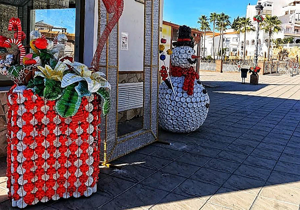Recycled Christmas decorations in Canillas de Aceituno