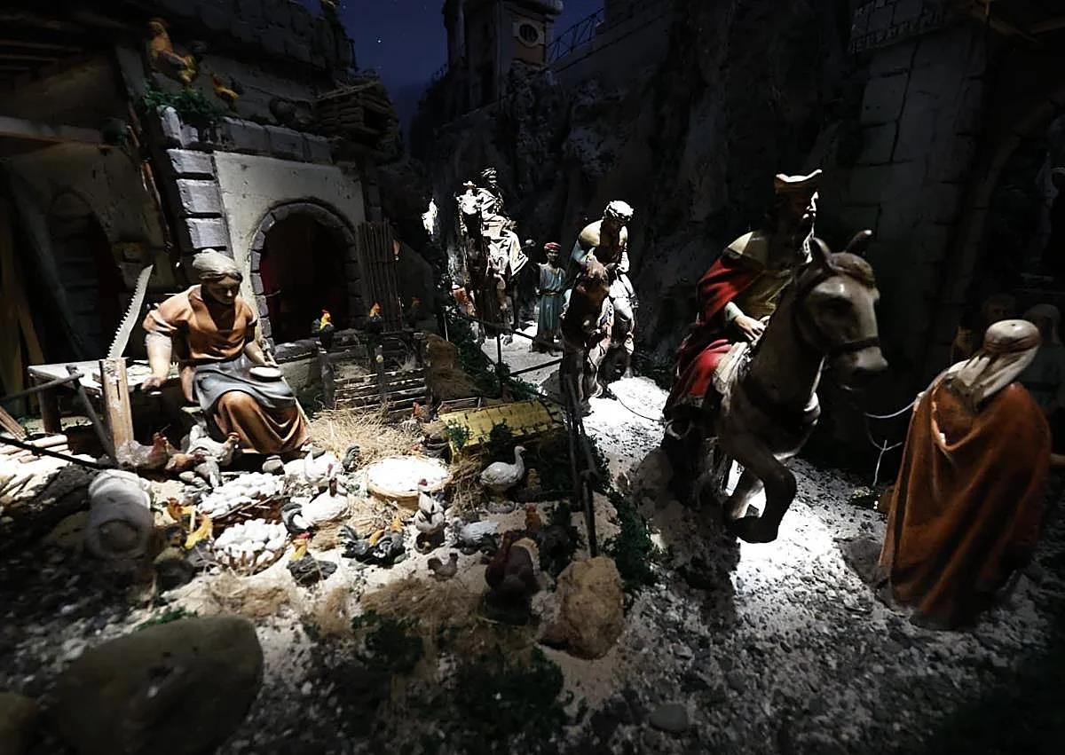 Imagen secundaria 1 - Above, the Provincial Council presents an interactive scene with 1,900 figures. Below, on the left, detail of the Town Hall's nativity scene. On the right, the La Mosca Nativity scene brings together some 200 figures in a natural setting. Ñito Salas