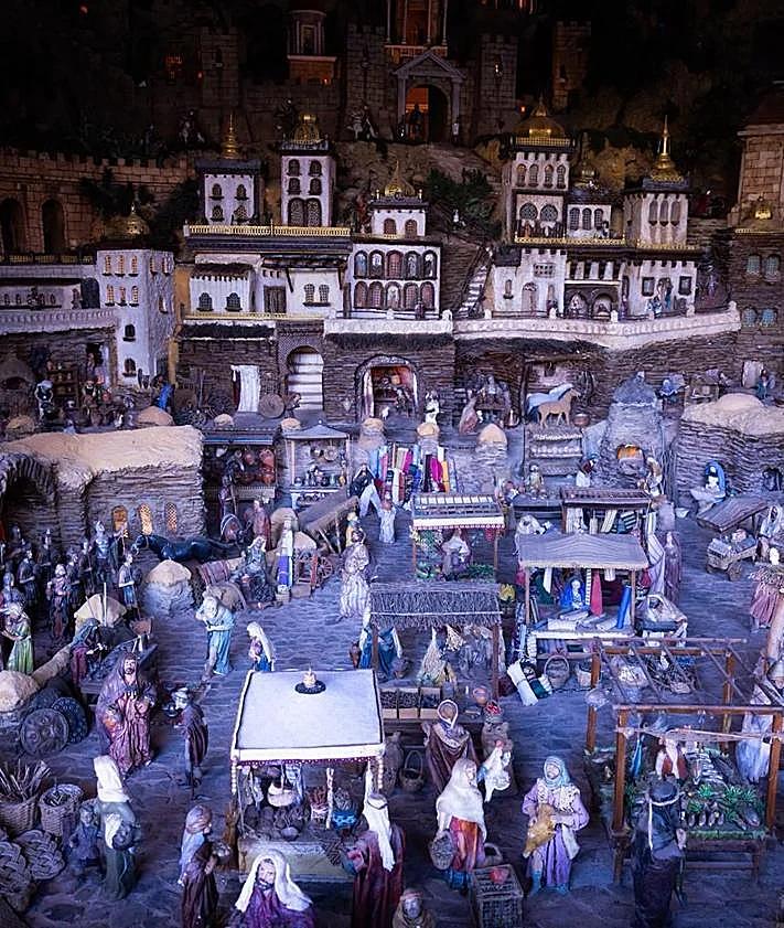Imagen secundaria 2 - Above, the Provincial Council presents an interactive nativity scene with 1,900 figures. Below, on the left, detail of the Town Hall's nativity scene. On the right, the La Mosca nativity scene brings together some 200 figures in a natural setting. Ñito Salas