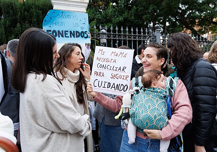 Another doctor carries a banner about the reconciliation of work and family life.