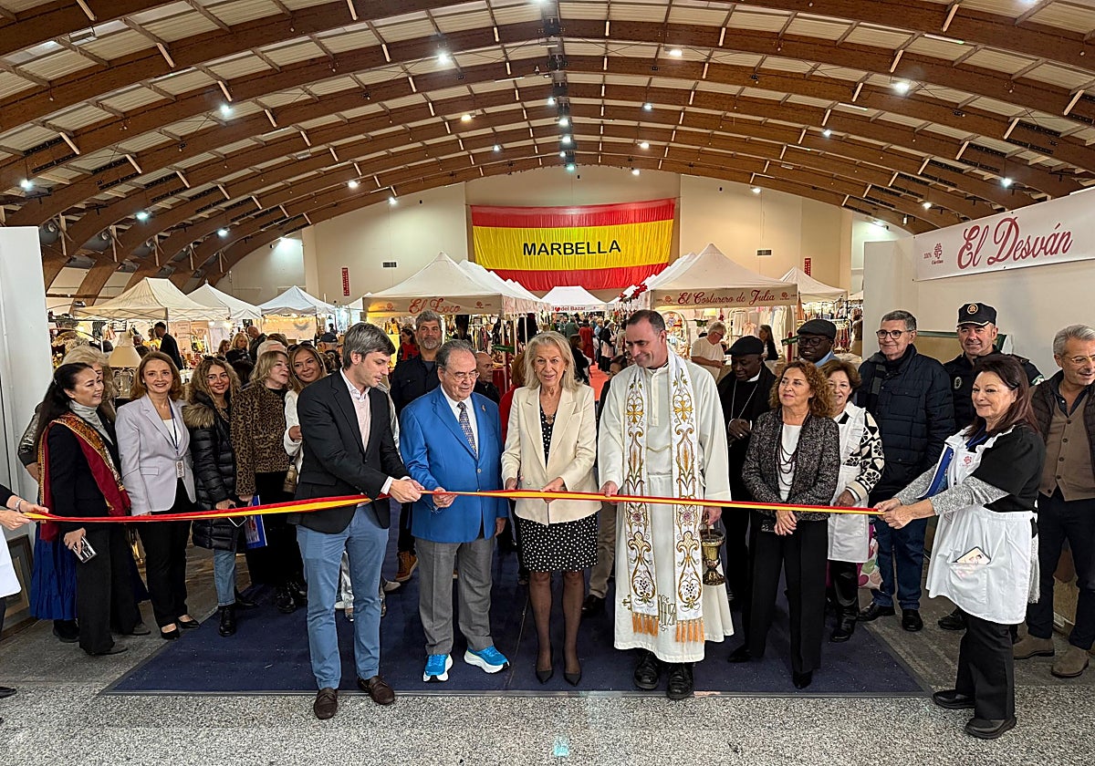Image of the inauguration of the Cáritas Christmas bazaar in Marbella.