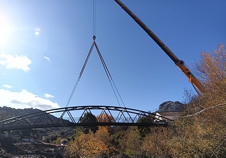 New river-crossing bridge installed seven years after previous one was destroyed in Serranía de Ronda flooding