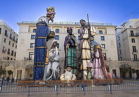 Image of the world's largest nativity scene, now open to visitors in Alicante's city hall square.