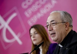 César García Magán, spokesman for the EEC, and Ester Martín, director of the Transparency Office.