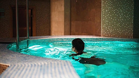 Guest of central Granada hotel admitted to the ICU after being electrocuted in spa