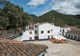 This bullring is located in the centre of the Huelva municipality of Linares de la Sierra.