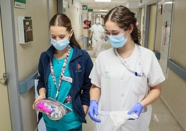 Hospital Regional staff wearing masks.