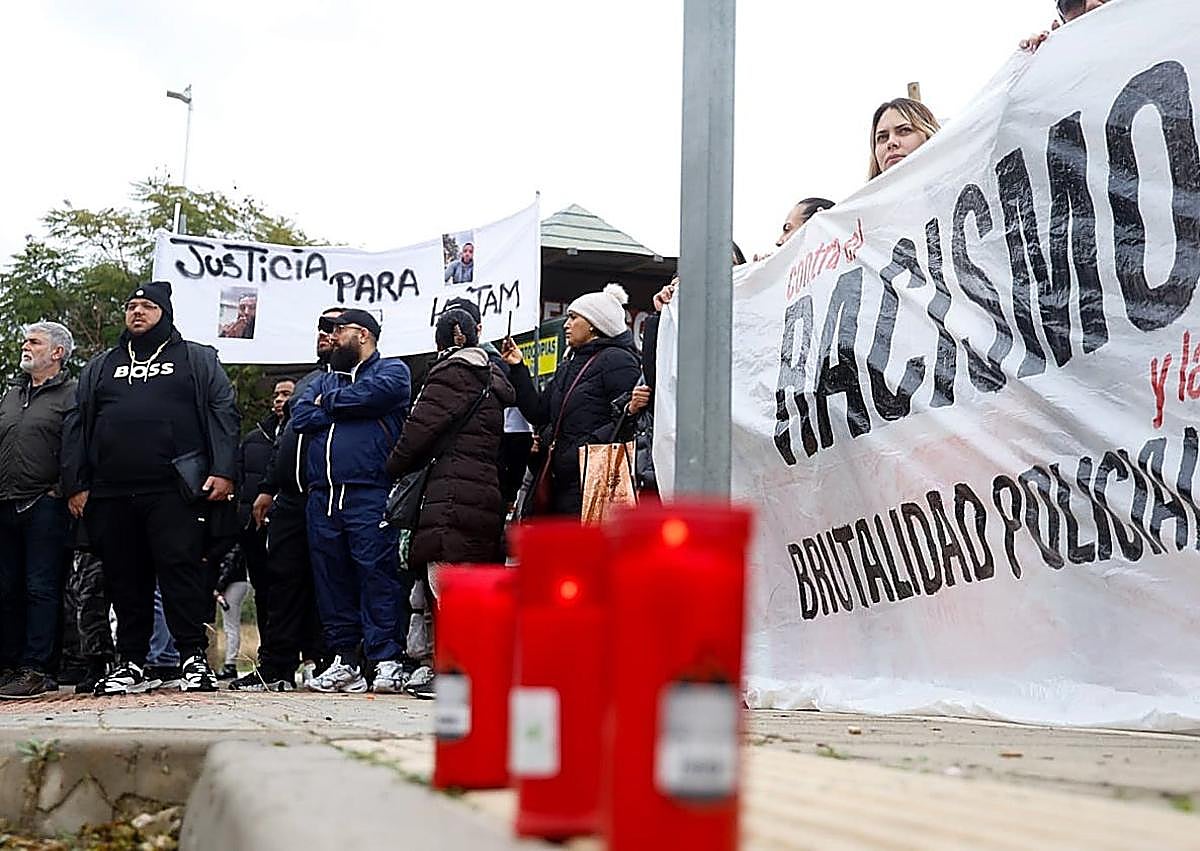 Imagen secundaria 1 - Protest outside Malaga courthouse demands justice for man who died while being restrained by police with Tasers on the Costa