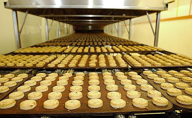 Mantecados on the production line in a bakery in Antequera.